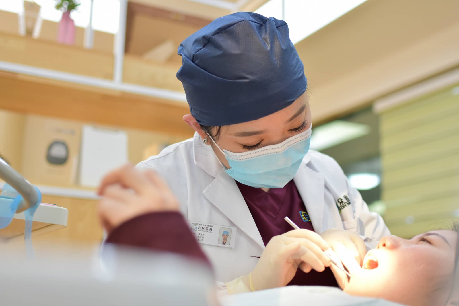 hao-shaw-Dqrlp6cMLkE-unsplash Female dentist cleaning someone's teeth.